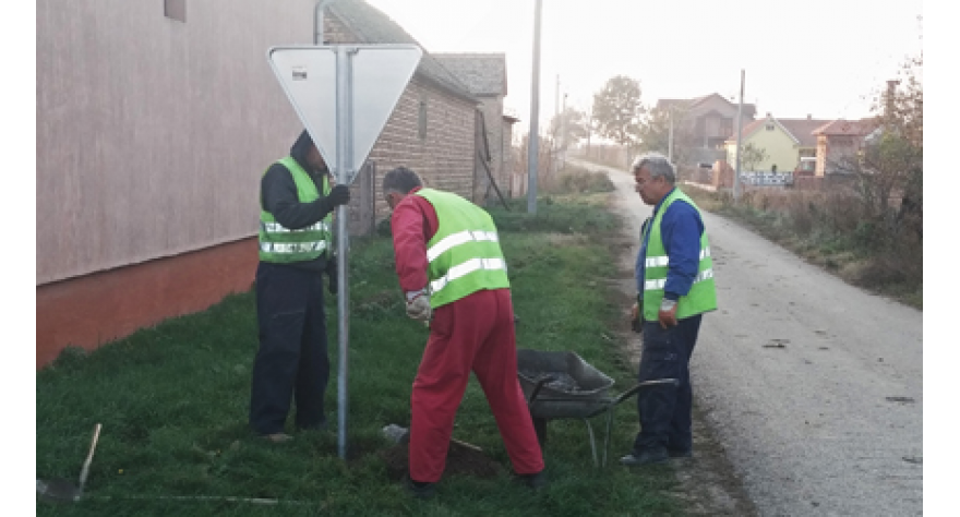 U opštini Pećinci postavljeno 100 novih saobraćajnih znakova